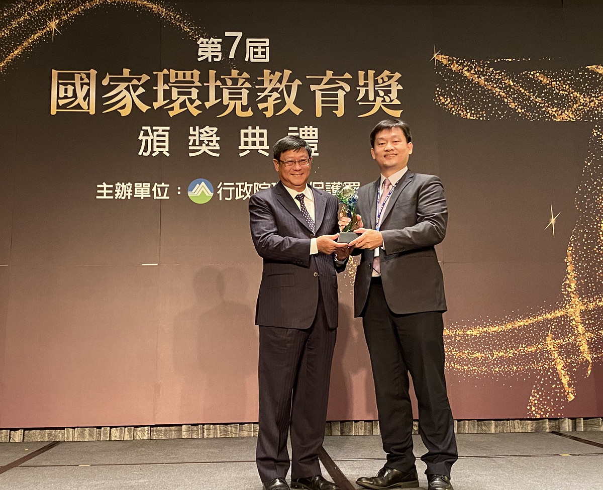 德州儀器工業股份有限公司榮獲國家環境教育獎民營事業組優等，由台灣封裝測試總經理賴寶仁 (右)領獎。  圖：新北市環保局提供
