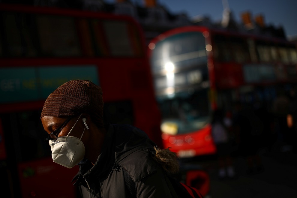 英國專家21日示警，若政府再不採取禁令等行動，到了10月中旬，每天新增確診人數恐怕會達到5萬人，引爆第二波疫情。 圖：達志影像/路透社