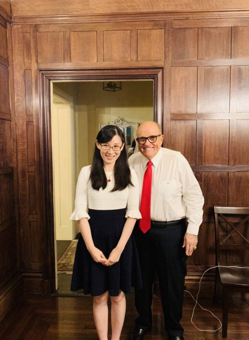 逃亡美國的前香港大學公衛學者閻麗夢和前紐約市長朱利安尼。 圖：翻攝推特