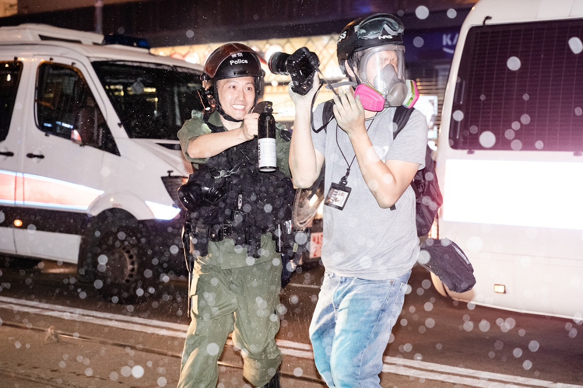 一般新聞類第二名：陳傑新／立場新聞— 防暴警察於銅鑼灣軒尼詩道驅散群眾，並以胡椒噴霧噴向在場採訪的攝影記者。（攝於2019年9月29日，香港銅鑼灣軒尼詩道近灣仔消防局） 圖：台灣新聞攝影協會/提供