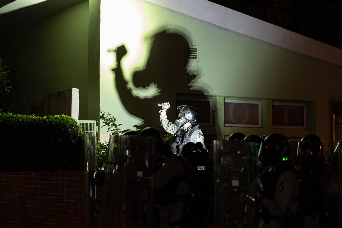 一般新聞類第一名：陳傑新／立場新聞— 警方不斷用強力電筒照射花槽上拍攝的記者。（攝於2019年8月4日，黃大仙睦鄰街遊樂場外） 圖：台灣新聞攝影協會/提供