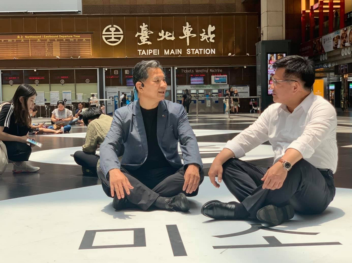 交通部長林佳龍（圖右）在7月時重新開放北車大廳。 圖：翻攝自林佳龍臉書