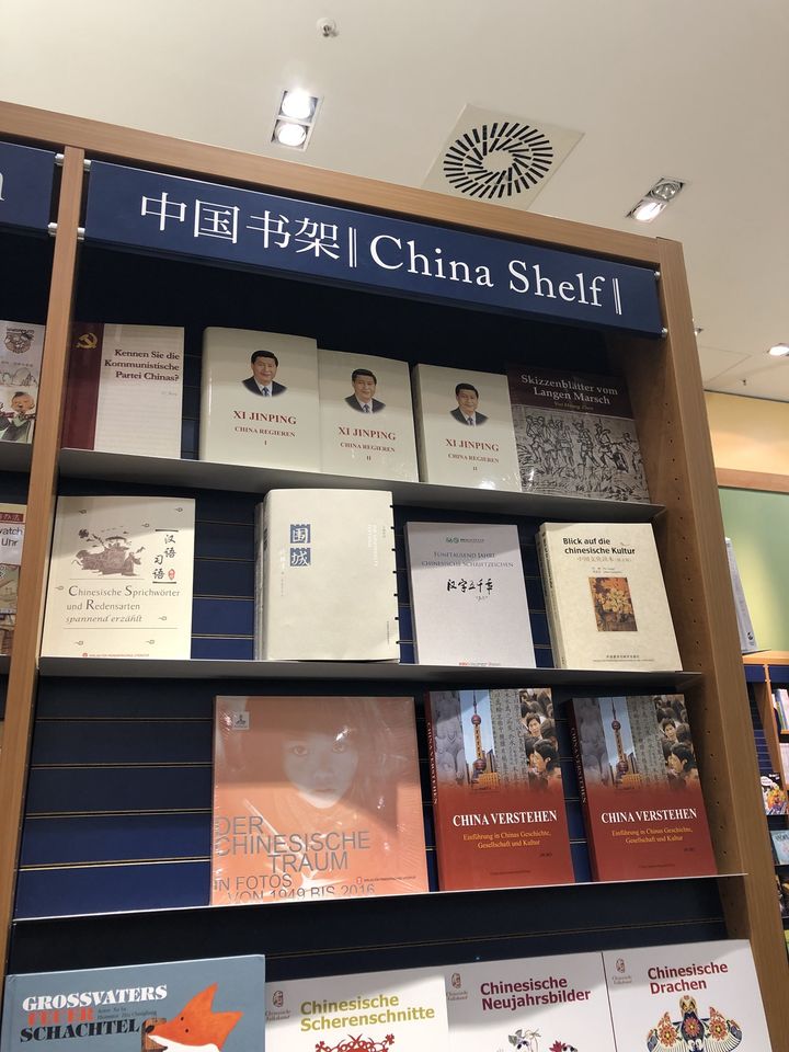 中國書架當然還是有錢鍾書所著的圍城，但習近平治理中國居高臨下赫然出現在書架頂端 圖:擷取自臉書