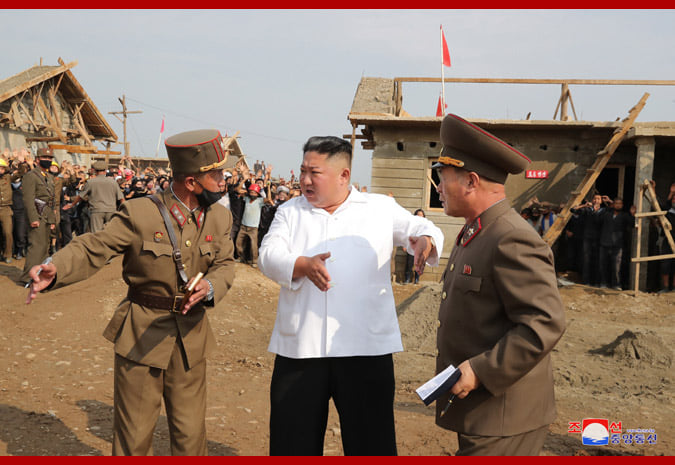 金正恩日前視察風災襲擊的村落重建進度，十分勤政。 圖：DPRK朝鮮經貿文化情報
