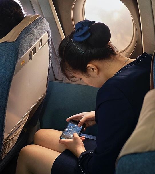 朝鮮空姐閒暇時也是低頭族 圖:DPRK朝鮮經貿文化情報