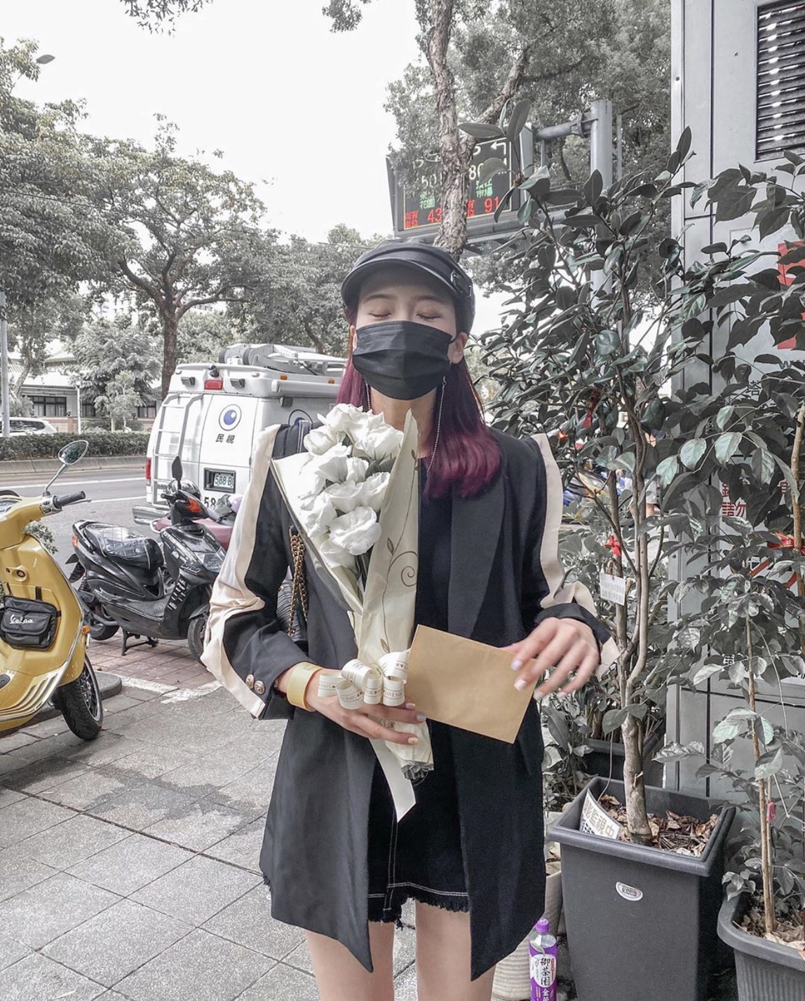 被網友發現她穿同一件衣服才剛剛開心去完市集。 圖：翻攝Instagram