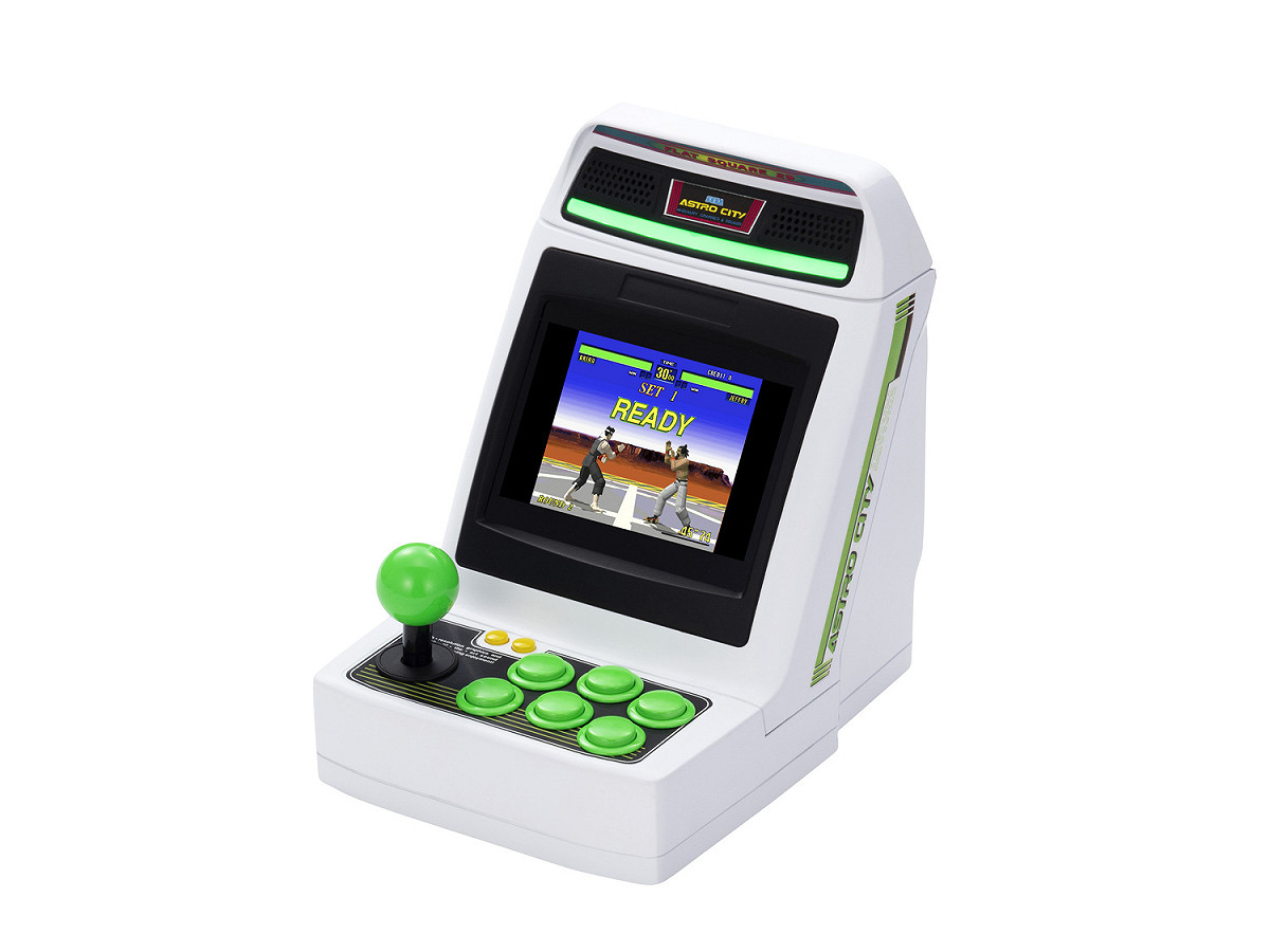 六分之一大小的「Astro City Mini」商品尺寸為寬13公分、高17公分、深17公分，迷你版主機將於今年12月17日於台灣限量發行。 圖：SEGA提供