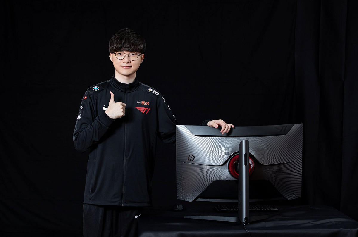 今（22）日電競戰隊 T1 宣布旗下《英雄聯盟》戰隊中路選手 Faker 與三星電子合作推出聯名版的曲面電競螢幕 圖：翻攝自 T1 推特