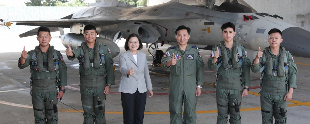 三軍統帥蔡英文總統22日上午視導空軍「天駒部隊」。 圖：軍聞社提供