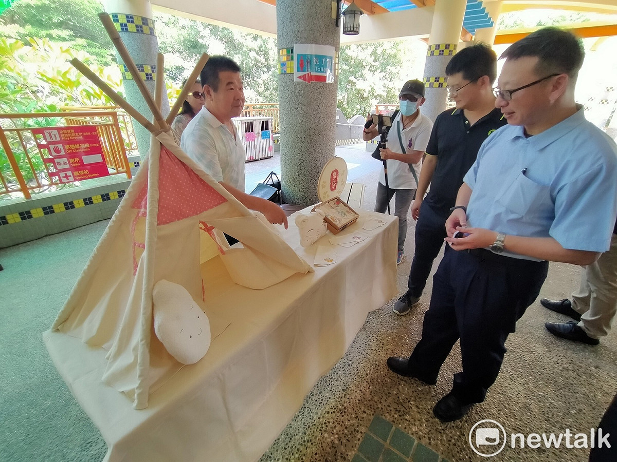 洽維無染嘉年華會中設攤介紹無染毛巾。 唐復年/攝