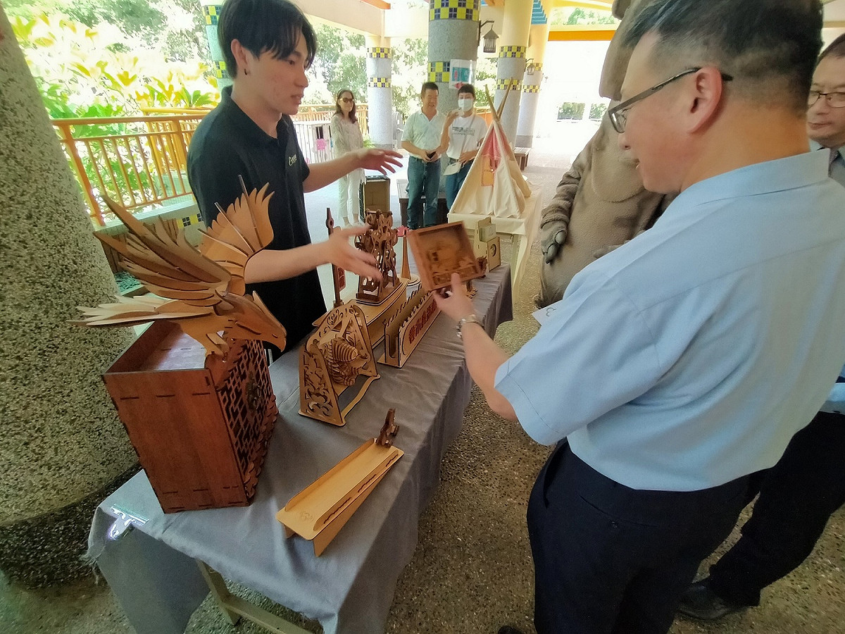 與會貴賓參觀卷木森活館攤位。 唐復年/攝