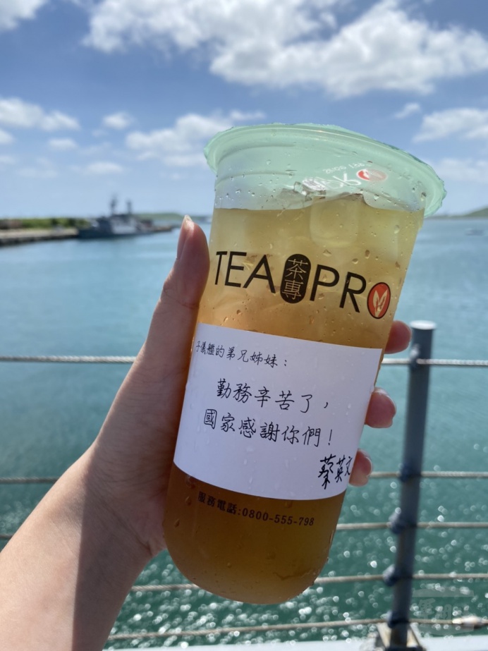 近日媒體報導駐澎湖的海軍146艦隊，因臨時奉令緊急出航，處理海峽狀況，退訂「冬瓜檸檬」飲料，官兵特別去電致歉，店家聽聞後竟力挺海軍官兵，表示「保衛國家安全是重要任務」、「我們要力挺」；對此，三軍統帥蔡英文總統今（22）日視導澎湖駐軍期間，特別前往店家，感謝他們大力支持國軍，並購買飲料贈與海軍146艦隊的官兵。 圖：總統府提供