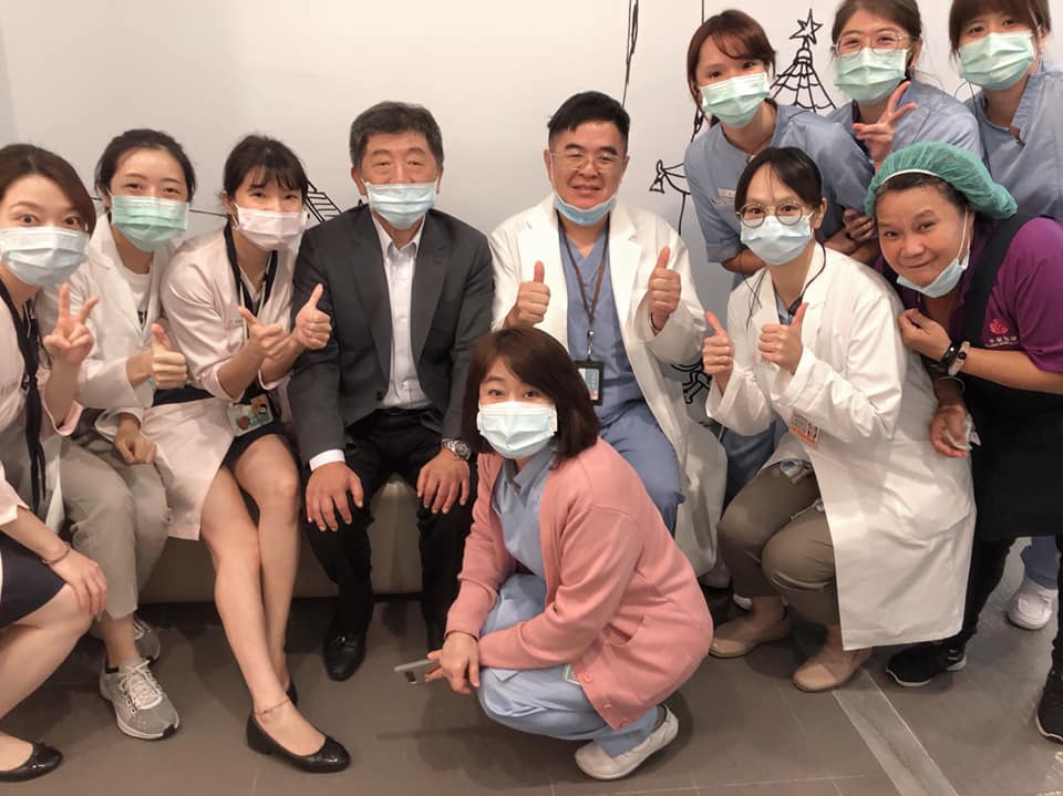 陳時中現身婦產科引來民眾爭相與他合照。 圖：取自吳孟宗臉書。