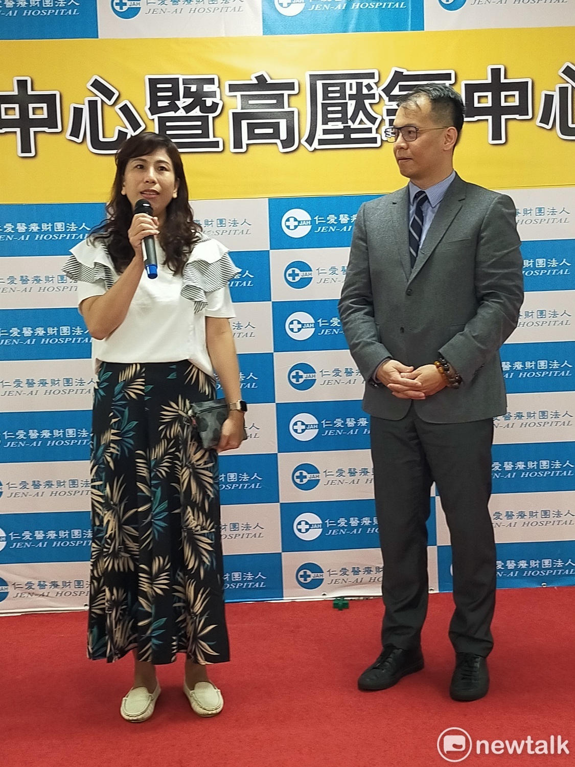 羅浩儒主任在開幕時特別請病患林小姐現身說法。 圖:唐復年/攝