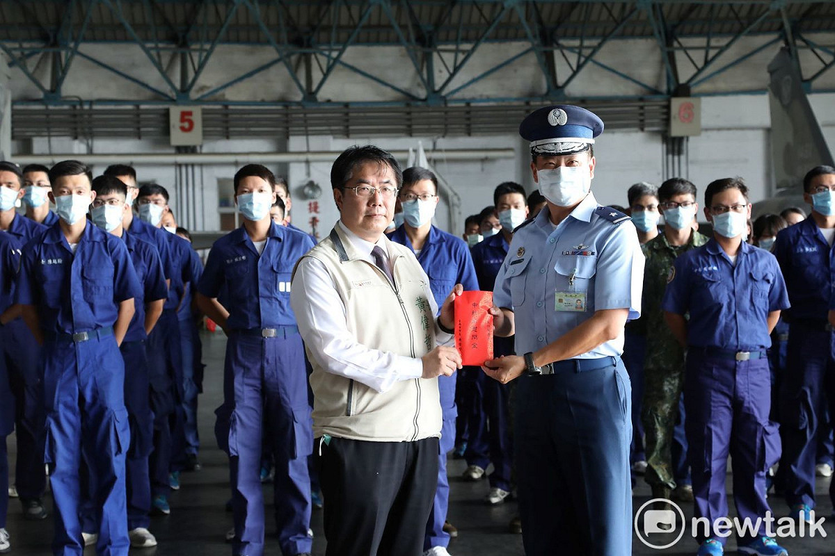 台灣海峽不平靜，又逢中秋節將至，台南市長黃偉哲特地前往空軍台南基地勞軍致意。 圖：台南市政府 / 提供