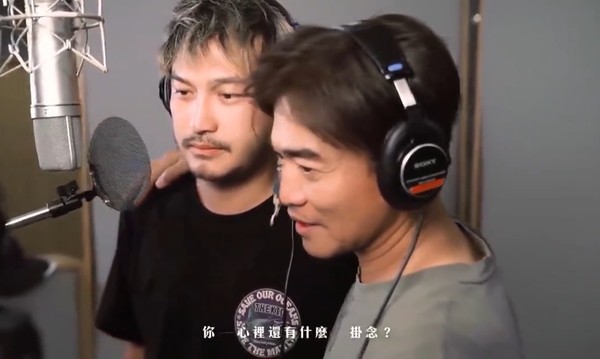 吳宗憲摟著KID唱出「必須有你」悼念小鬼黃鴻升。 圖：翻攝臉書粉絲專頁