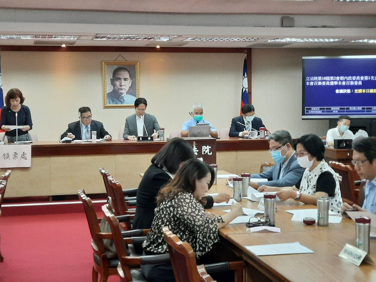 各委員今天舉行召委選舉，內政委員會由綠委沈發惠、藍委鄭天財擔任。 圖：陳佩君／攝