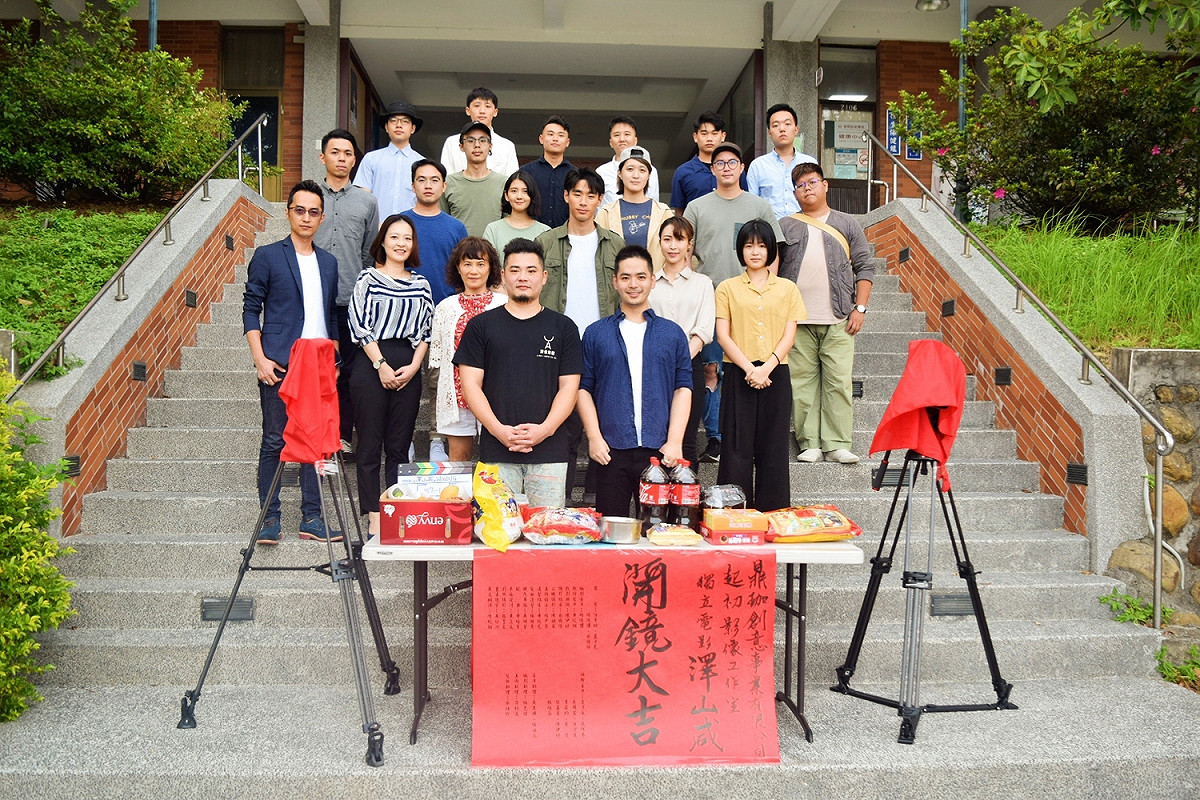 《澤山咸》於黎明技術學院開鏡。圖為導演楊儒强（圖第一排右）與演員、及創作群。 圖：鼎珈創意／提供