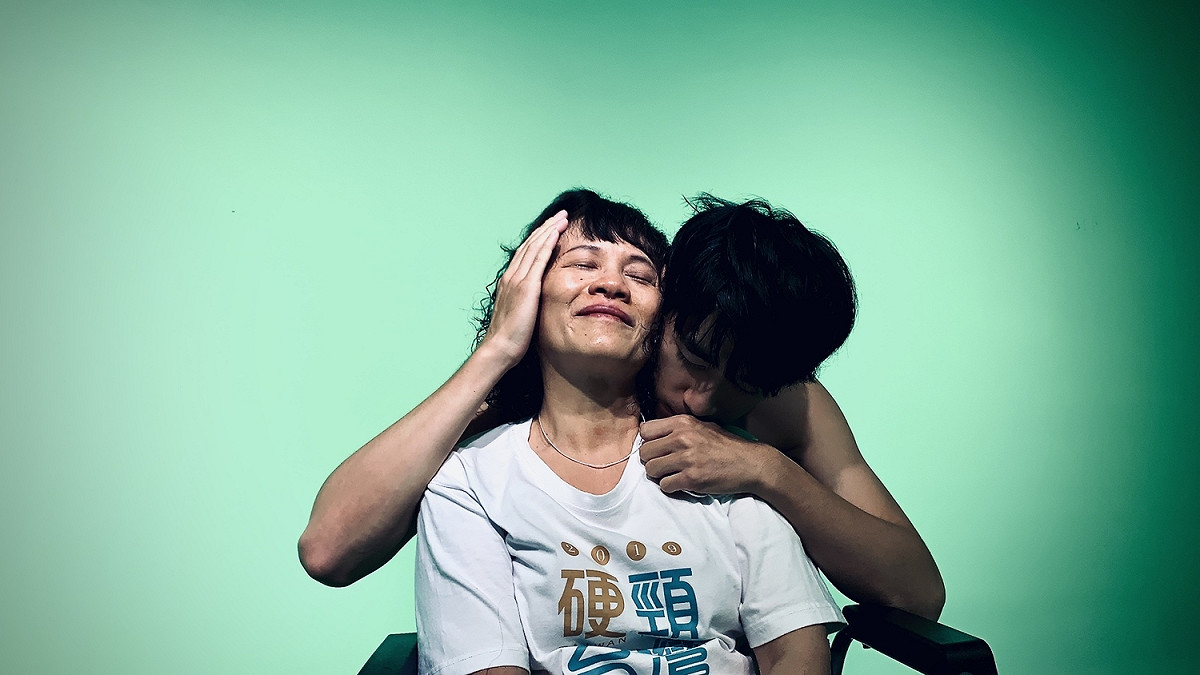 《澤山咸》於黎明技術學院數位多媒體系攝影棚進行排練，圖為演員王淳永、吳權芸。 圖：鼎珈創意／提供