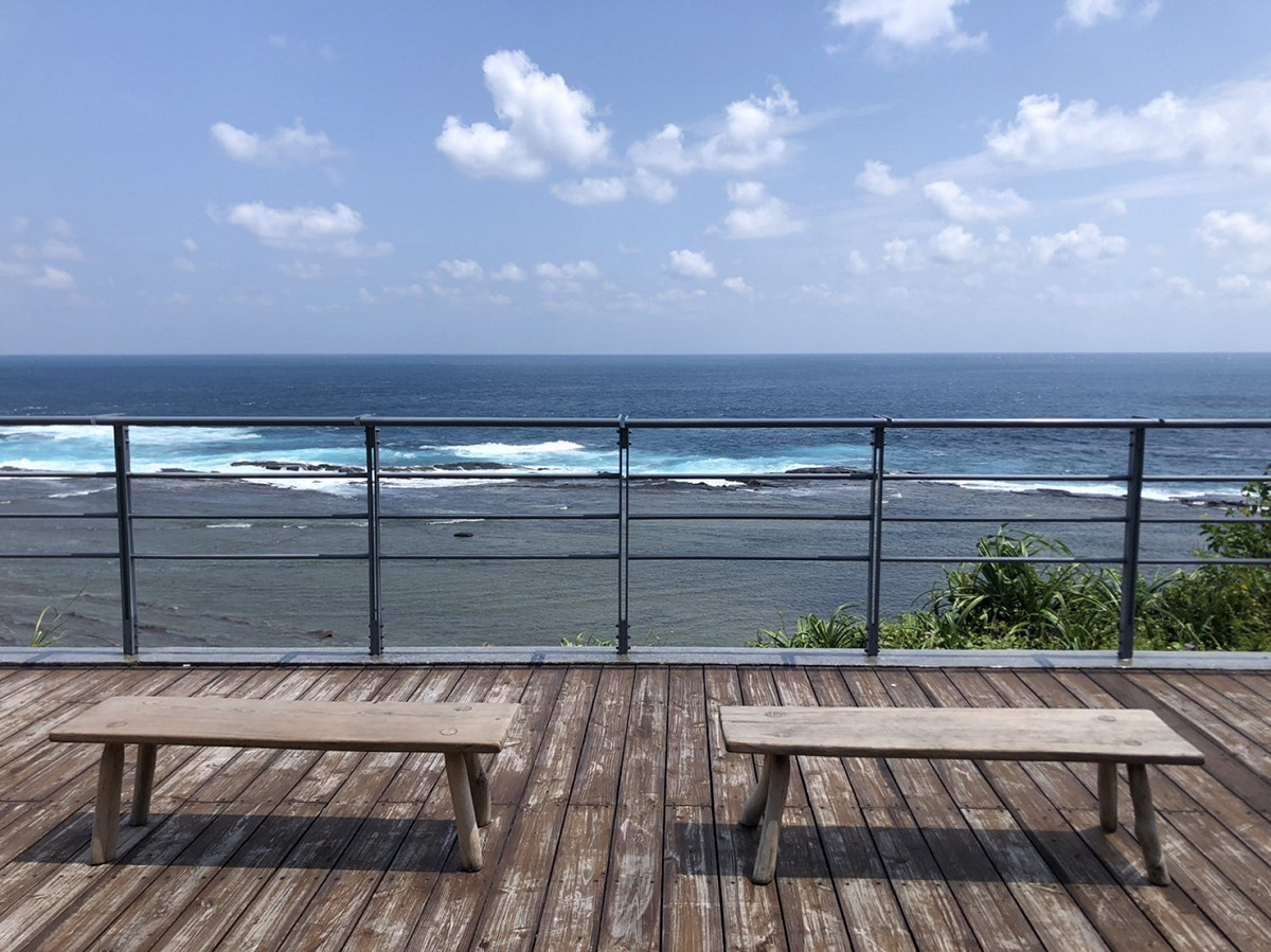 馬崗觀景台藝廊咖啡廳9月新開幕，遊客可獨佔絕佳海景視野聽濤喝咖啡。 圖：東北角暨宜蘭海岸國家風景區管理處／提供