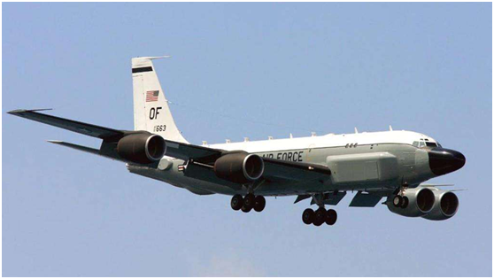 美國空軍一架RC-135S偵察機現身中國黃海上空，迴圈飛行許多圈後飛離。 圖 : 翻攝自環球時報
