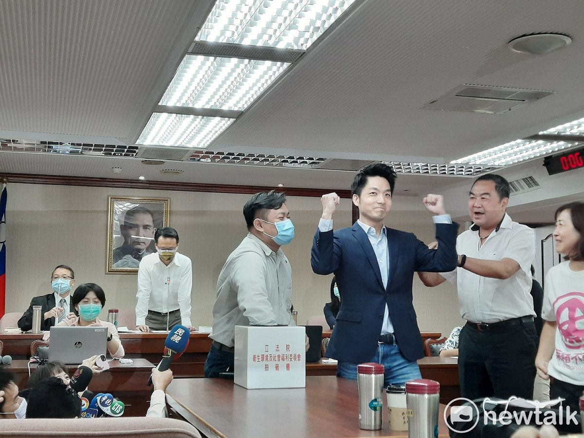 歷經爭議後，蔣萬安抽中召委，興奮握拳歡呼。 圖：陳佩君／攝