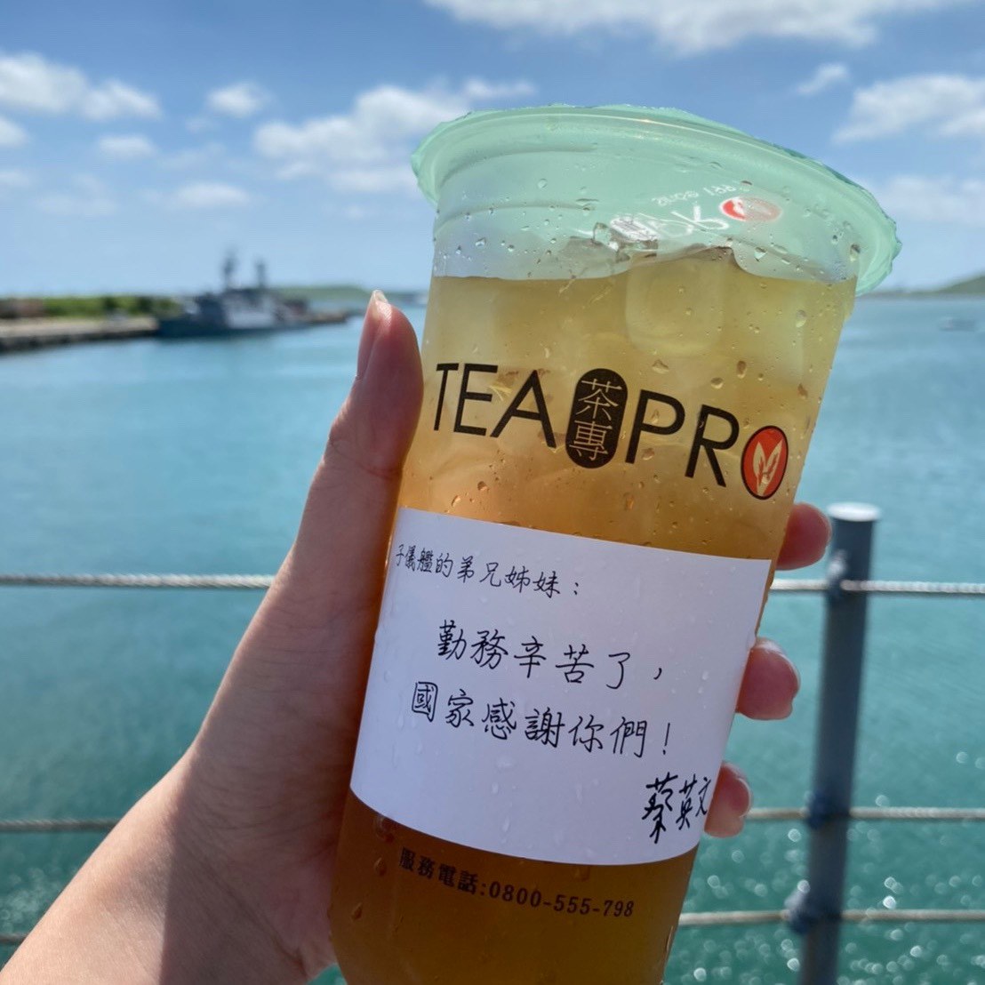 總統蔡英文22日到澎湖視察，親自到飲料店，為先前澎湖海軍官兵因緊急任務，臨時取消已經訂購的88杯飲料，向店家致歉。 圖:翻攝自蔡英文臉書