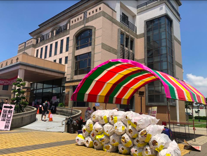 普度紙錢集中堆置等待收運。 圖：高雄市環保局／提供