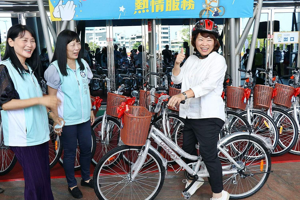 嘉義市政府送鄰長腳踏車，市長黃敏惠親自示範。 圖：嘉義市政府/提供