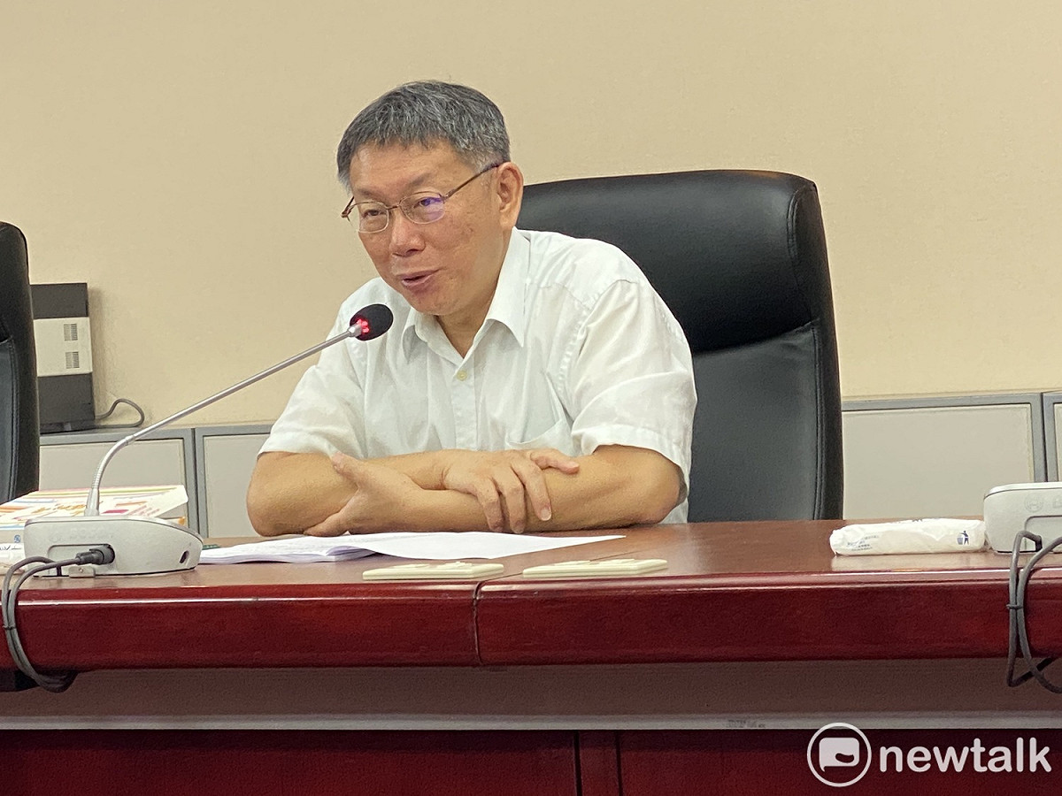 台北市長柯文哲今前往議會拜會「台北問政監督連線」及無黨籍議員。 圖：周煊惠／攝