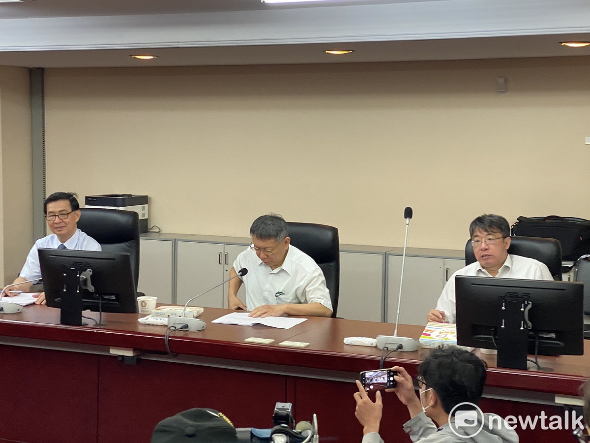 台北市長柯文哲今前往議會拜會「台北問政監督連線」及無黨籍議員。 圖：周煊惠／攝