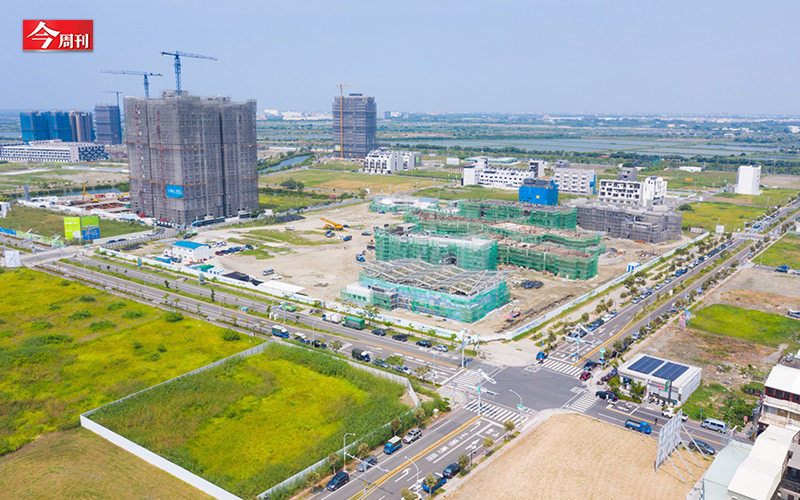 工地正對九份子國中小校門口的住宅建案「水舞川」，此刻正為了明年3月交屋而積極趕工。 圖：今周刊／提供