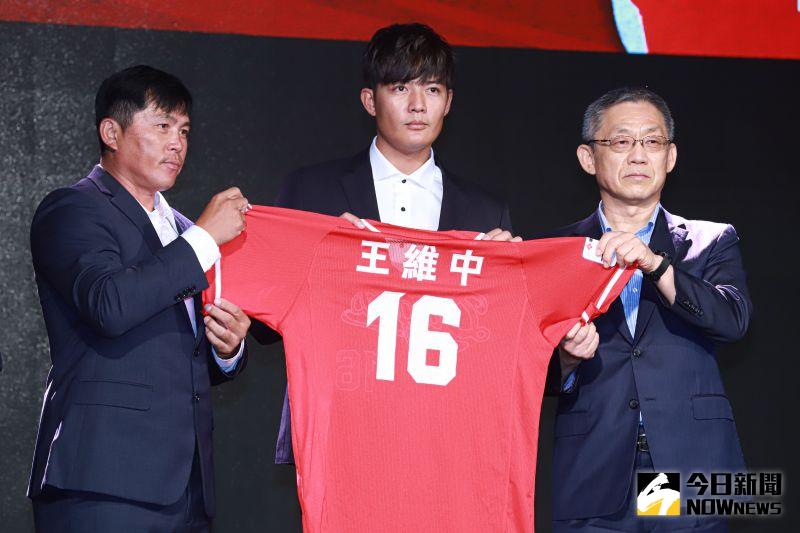 王維中選擇16號當作自己的球衣號碼。 圖／葉政勳攝