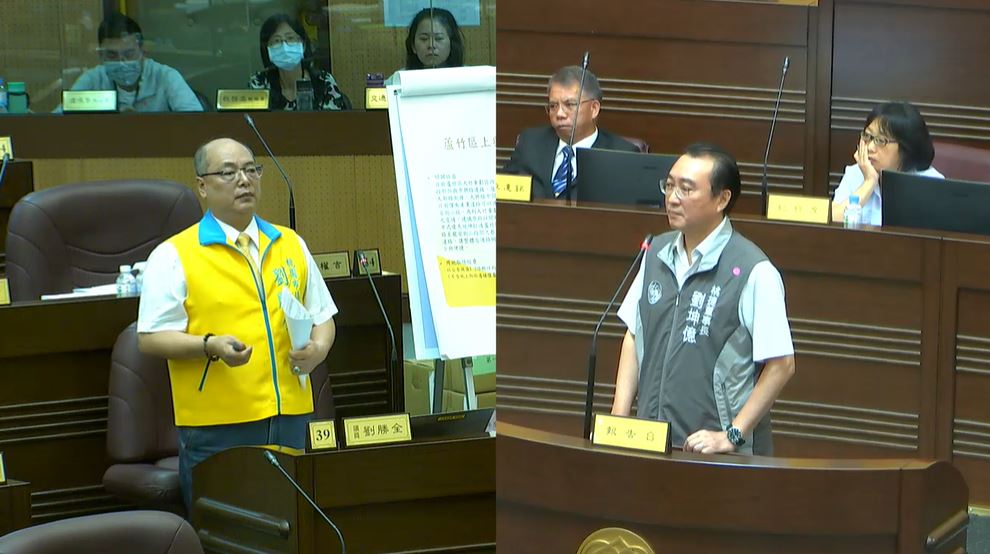 桃園市議員劉勝全（左）質疑桃捷董事長劉坤億圖利特定廠商。 圖：林昀真／翻攝