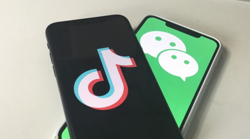 中國手機應用程式抖音（前）與微信，都在美國面臨下架命運，但微信獲法官相挺逃過一劫，抖音也想效仿。 圖：翻攝自AppleInsider推特