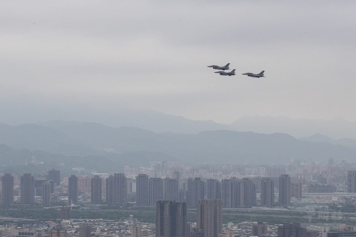 雙十國慶即將到來，參與展演活動的空中兵力24日清晨進行首次預演，空軍雷虎小組AT-3教練機及F-16戰機分別以三機編隊，依序通過台北市區上空。 圖：軍聞社提供