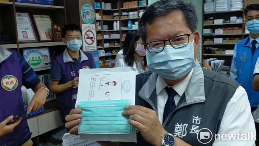 鄭文燦秀出剛買到的雙鋼印口罩。 圖：林昀真/攝