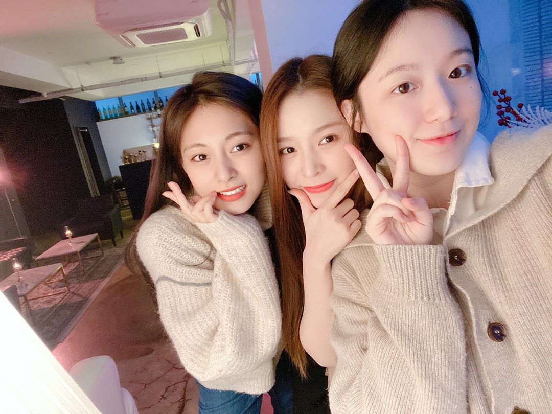 周子瑜（圖左）今年中秋回不了台灣，會在韓國和Elkie（圖中）、舒華（圖右）一起吃月餅過節。 圖：翻攝自Elkie IG