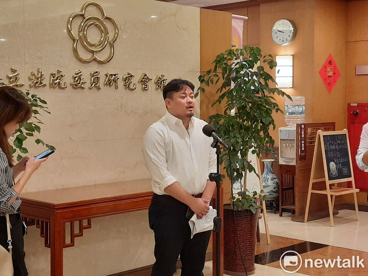 洪申翰受訪時呼籲，國民黨智庫人士，別因立場差異，發表出泯滅人性、令人髮指言論。 圖: 陳佩君 / 攝