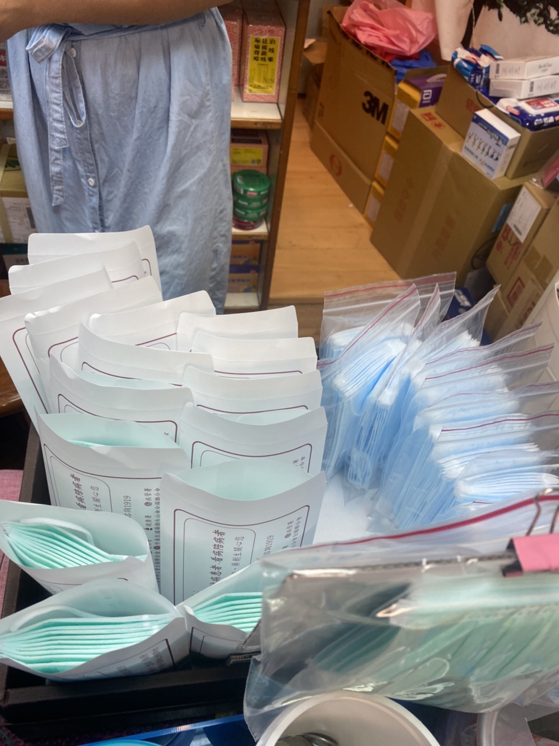 雙鋼印實名制口罩今(24)於實名制藥局上路，藥局表示最好中午前來購買，比較有機會買得到！ 圖：曾郡秋/攝