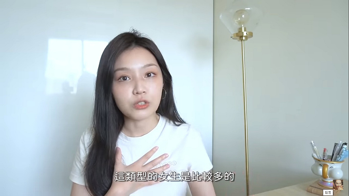 正妹YouTuber「飽妮」拍攝影片揭正妹被包養的供需市場。 圖：翻攝YouTube