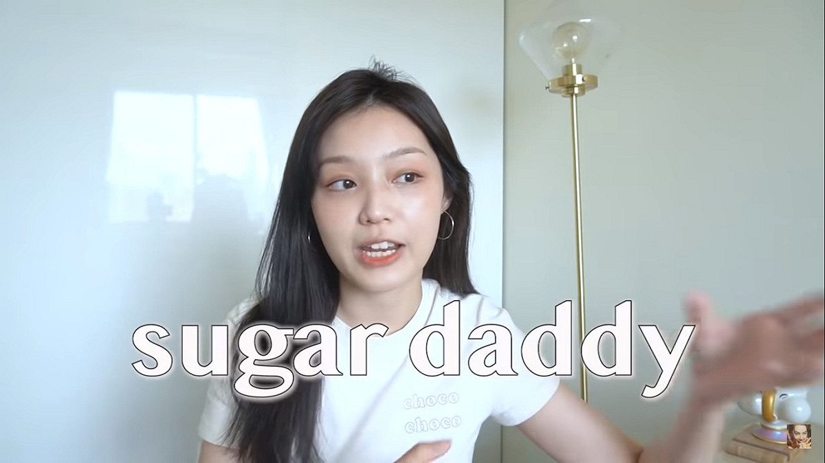 包養網站上有許多的男性金主，她稱為Suger daddy(糖爹)。 圖：翻攝YouTube