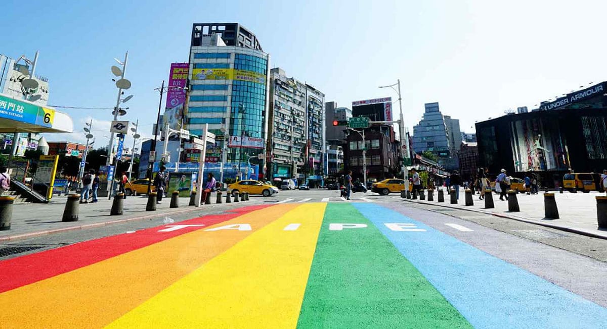 台北市政府在西門町6號出口前的路面塗上第一個對同志族群有重大意義的六色彩虹。 圖：翻攝自台灣酷蓋網站