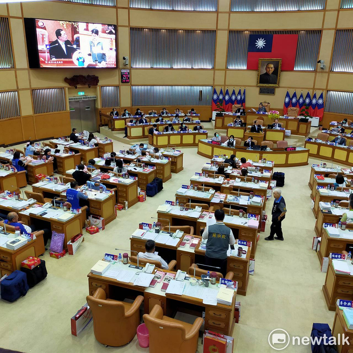 新北市議員蘇泓欽今早5點半就到議會排隊登記，成為議會開議日首位質詢市長侯友宜的市議員。 圖：林昀真／攝