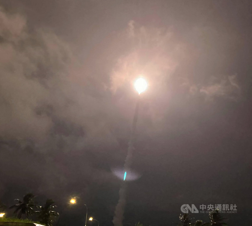 台東地區24日晚間傳出轟隆巨響，為中科院試射飛彈；飛彈自三仙台附近射出後，火焰照亮天空，不過天空雲層厚，飛彈竄升約21秒即被雲層遮蔽，但聲音仍然響徹天際。 圖：中央社