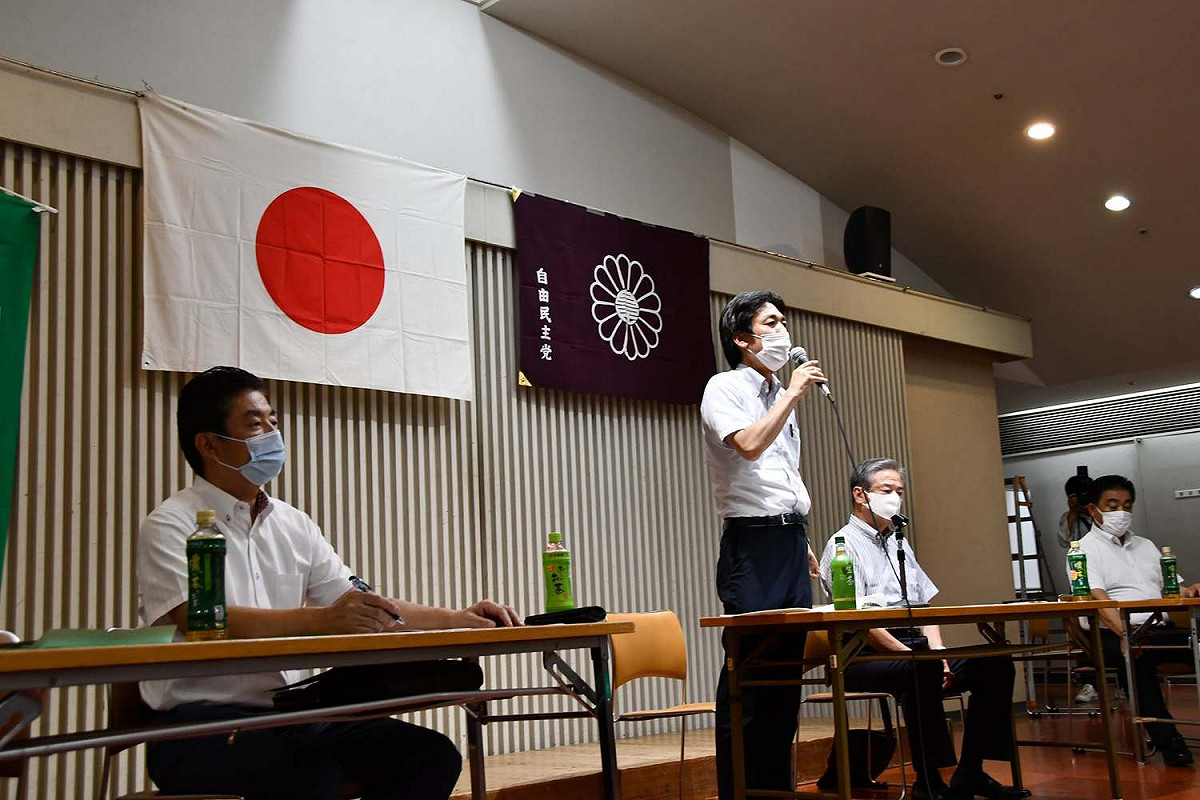 日本自民黨「保守團結之會」由眾議員城內實（左二）擔任發言人，該團體24日做出決議文，要求取消邀請習近平訪日。 圖：翻攝自城內實臉書