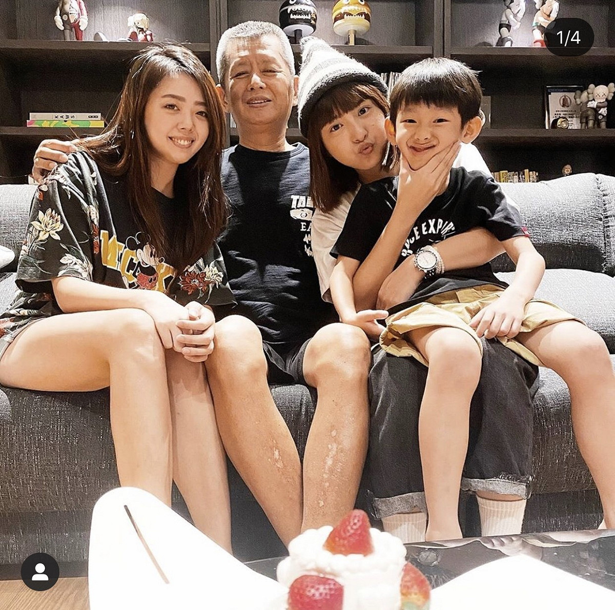 小鬼妹妹(左起)、黃爸爸、峮峮和小鬼外甥，昨天一起幫黃爸爸慶祝60歲大壽。 圖：翻攝Instagram