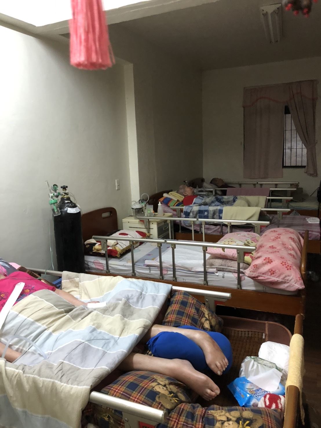 中和區查獲無照的長照住宿型機構收容7位失能住民，目前由社會局協助安置至其他立案機構。 圖：林昀真／翻攝