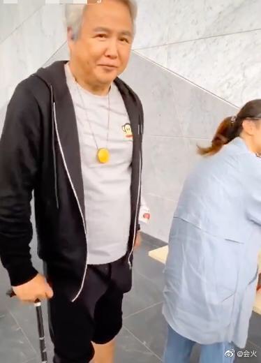 網路上流傳出林瑞陽白髮蒼蒼、柱著枴杖在工地監工的照片。 圖：翻攝微博
