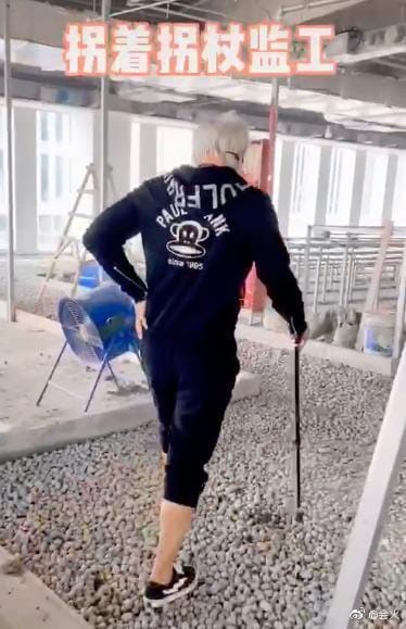 60歲的林瑞陽白髮蒼蒼，連走路身形都顯得老態龍鍾。 圖：翻攝微博